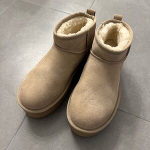 UGG Ultra Mini Platform Boots size 7 NWOT